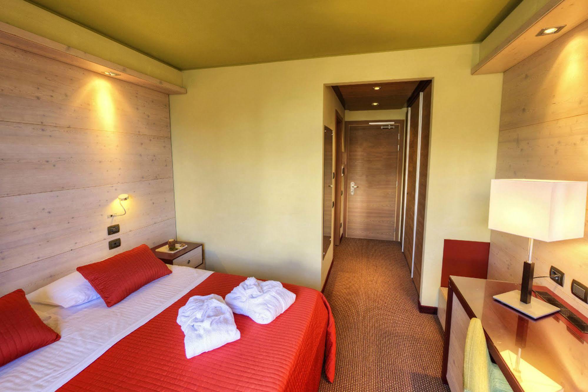 Hotel Sansicario Majestic Cesana Torinese Exterior photo